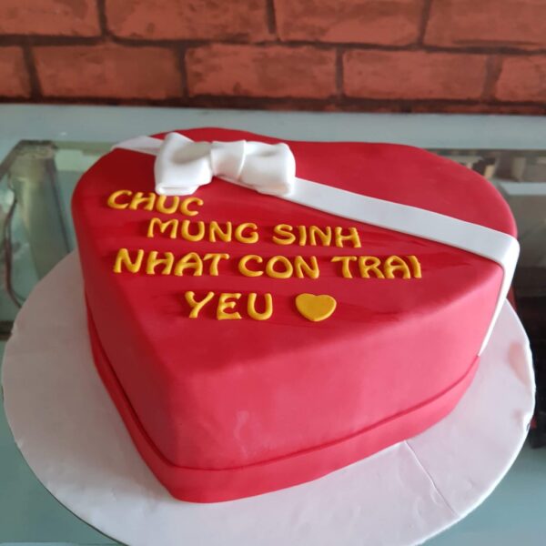 Bánh sinh nhật hình trái tim tạo hình hộp quà tặng người thương