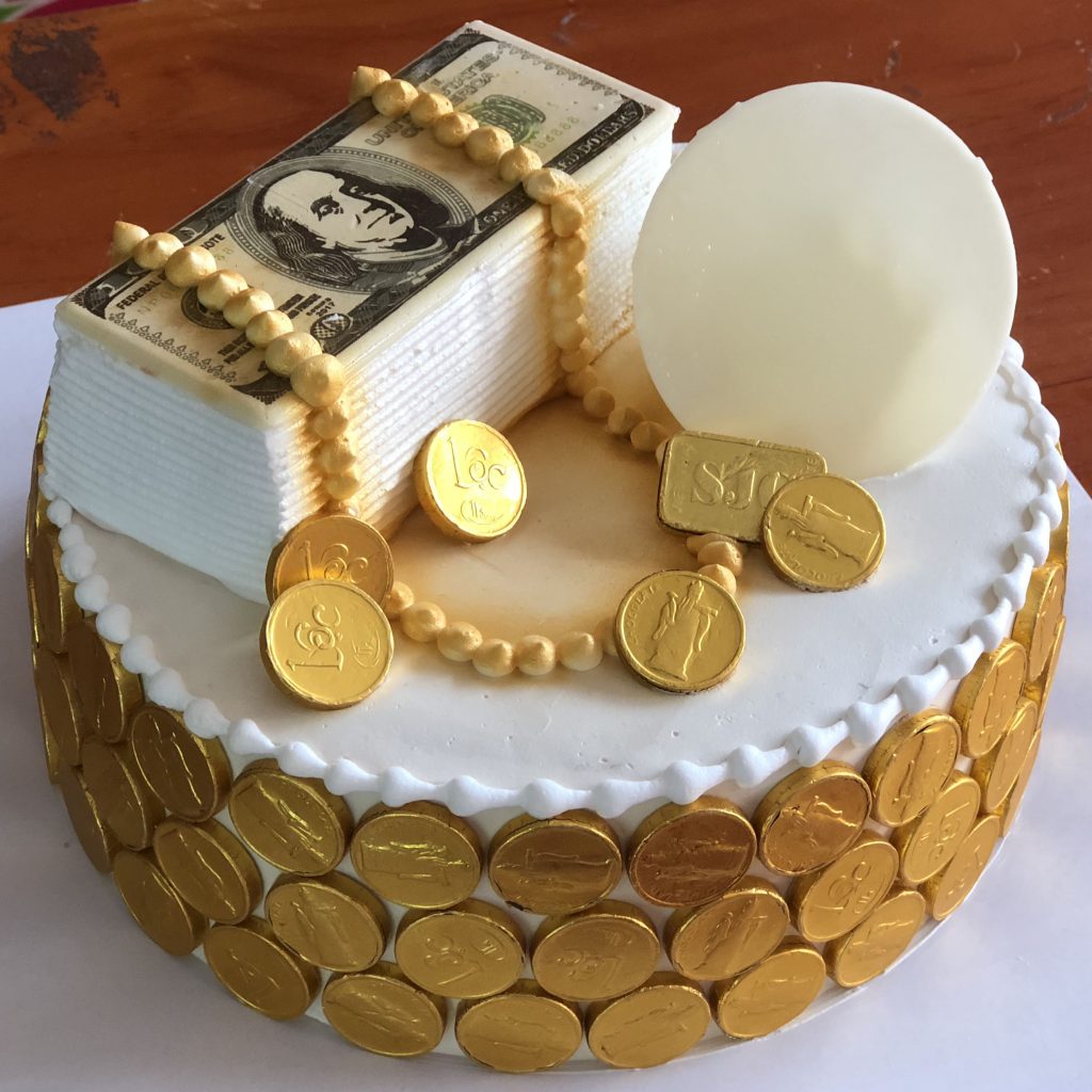 Bánh sinh nhật trang trí vương miện đẹp - Thu Hường Bakery