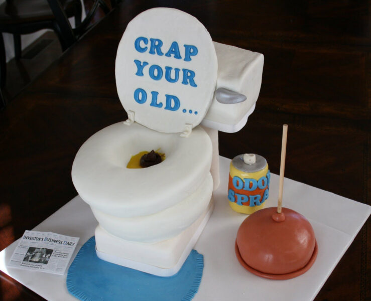 Bánh sinh nhật troll bựa, độc lạ, lầy lội hình toa lét