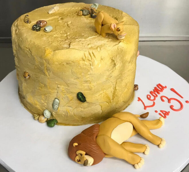 Bánh sinh nhật troll bựa, độc lạ, lầy lội màu vàng