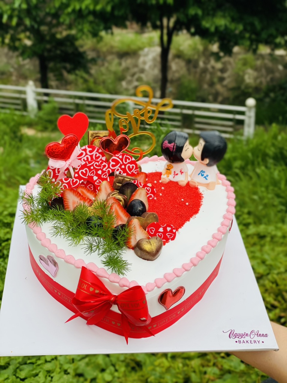 FD1625 - Bánh sinh nhật tặng vợ tạo hình vợ bầu xinh đẹp bên chồng và con