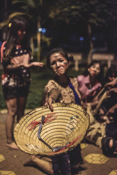 Hình ăn xin hài hước nón lá