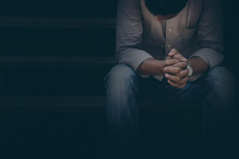 Hình ảnh bàn tay buồn đan vào nhau