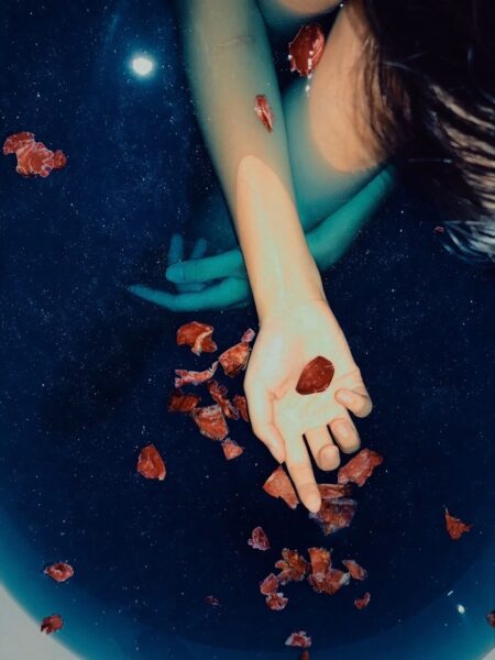 Hình ảnh bàn tay buồn dưới nước