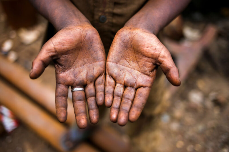 Hình ảnh bàn tay buồn màu nâu