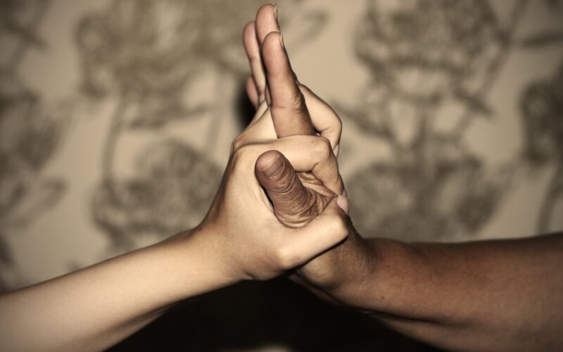 Hình ảnh bàn tay buồn tay nắm tay buông