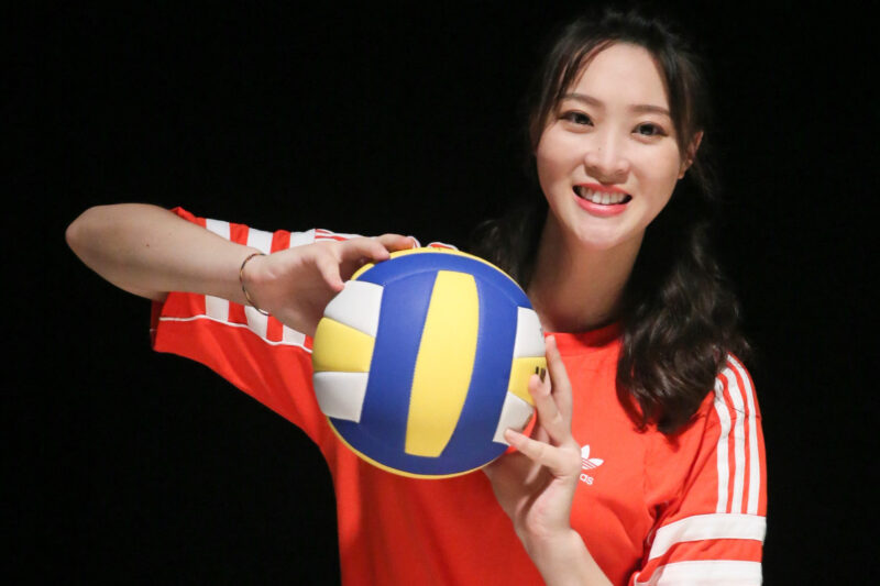 Hình ảnh bóng chuyền trên tay cô gái