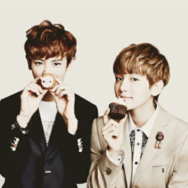 Hình ảnh bts đang ăn bánh ngọt