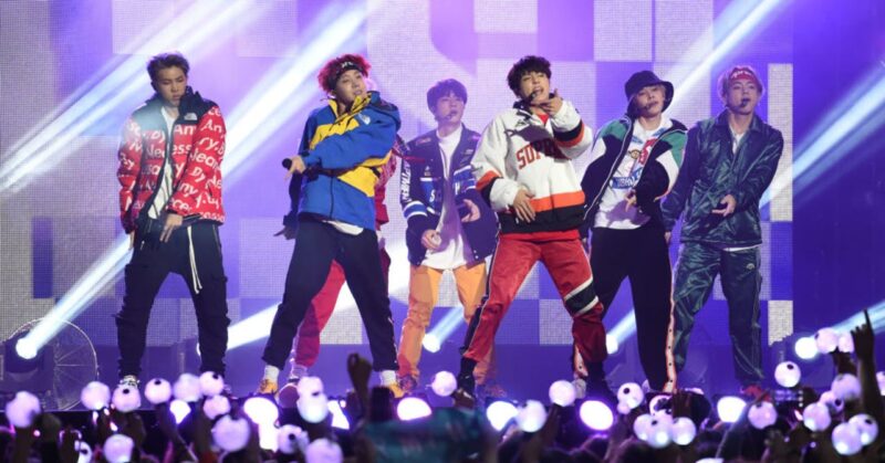 Hình ảnh bts đang biểu diễn trên sân khấu