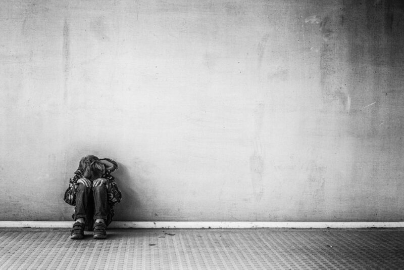 hình ảnh buồn một mình - cậu bé cô đơn khóc một mình