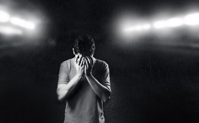 hình ảnh buồn một mình của chàng trai khóc trong mưa