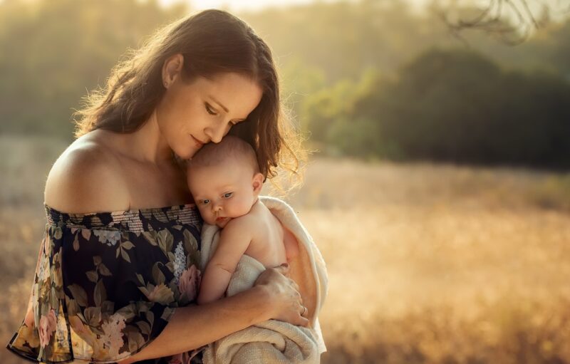 Hình ảnh buồn nhớ mẹ chăm con