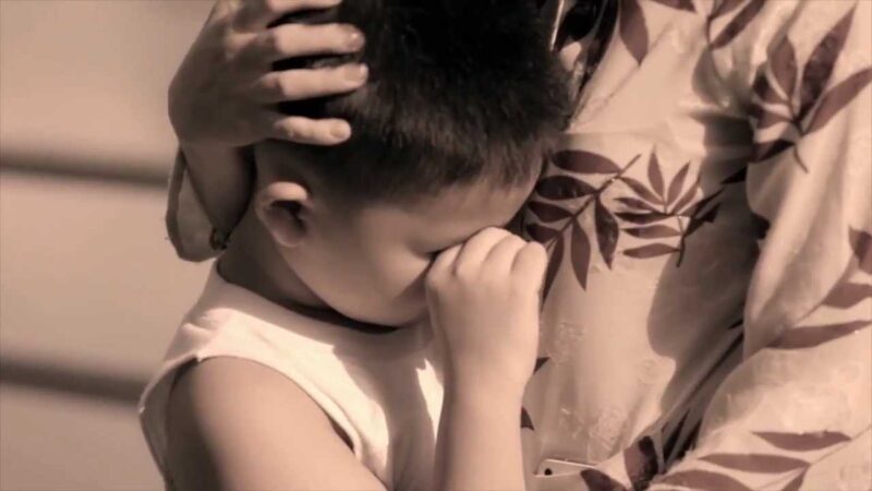 Hình ảnh buồn nhớ mẹ dỗ dành con