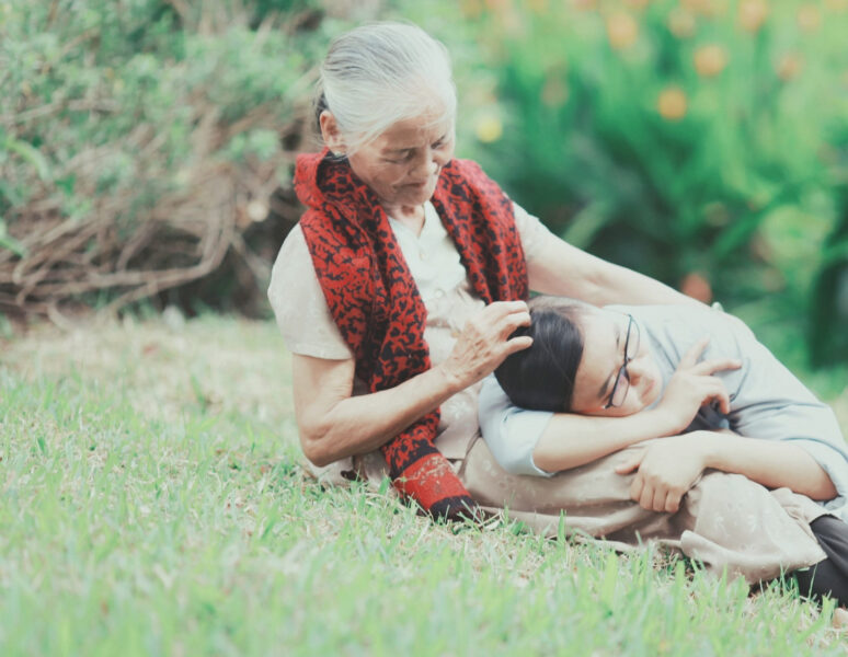 Hình ảnh buồn nhớ mẹ hiền yêu dấu