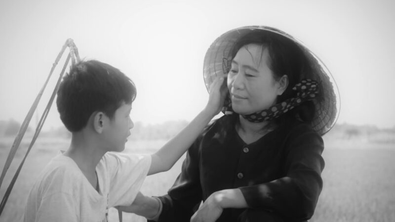 Hình ảnh buồn nhớ mẹ thương con