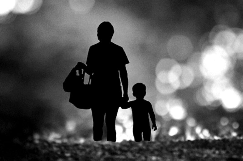 Hình ảnh buồn nhớ mẹ từng dắt tay con