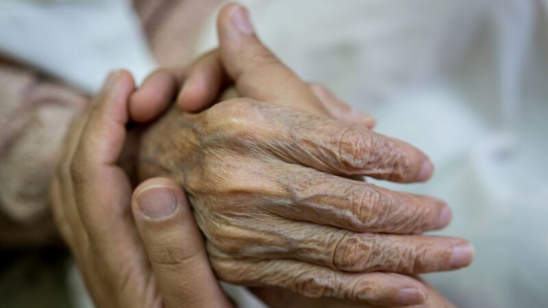 Hình ảnh buồn nhớ mẹ và đôi tay vất vả