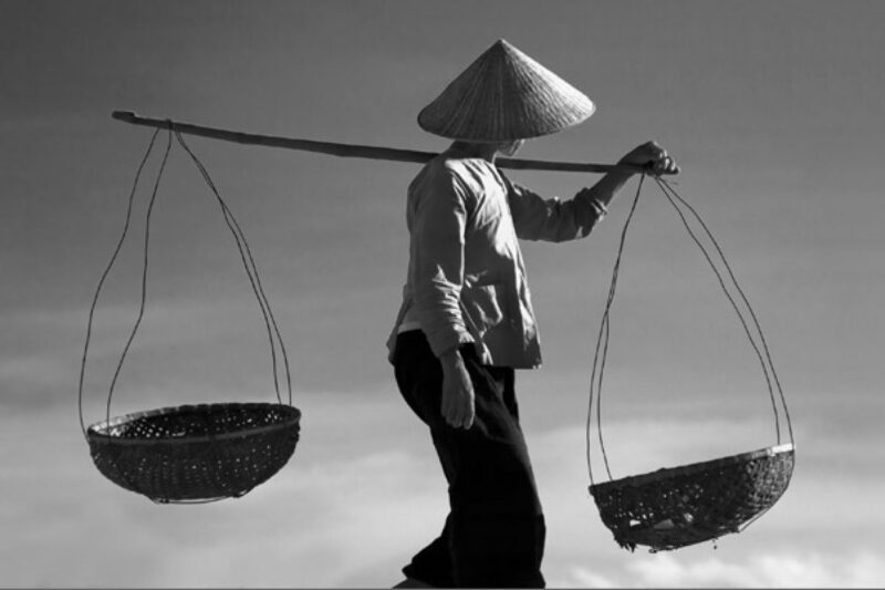 Hình ảnh buồn nhớ mẹ và đòn gánh