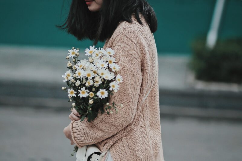 Hình ảnh cô gái cầm hoa cúc