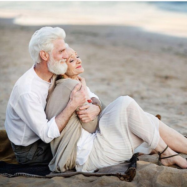 Hình ảnh đẹp về tình yêu tuổi già bên bờ biển