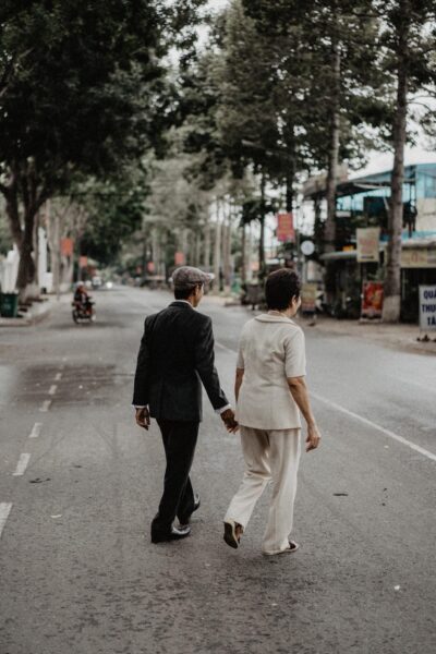 Hình ảnh đẹp về tình yêu tuổi già cùng nắm tay