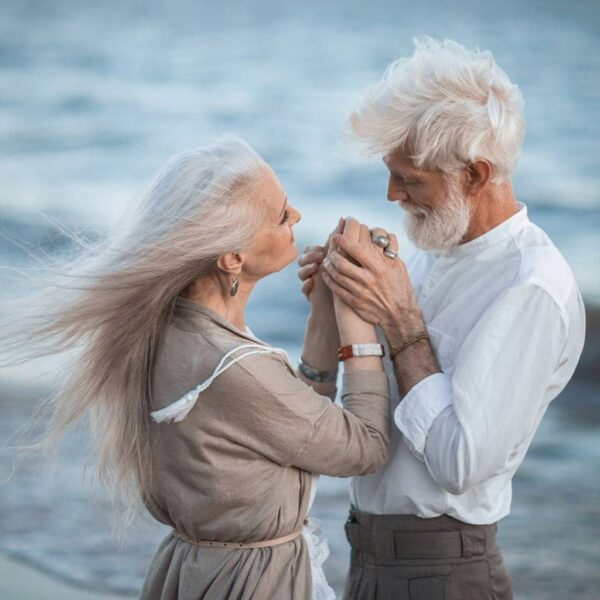 Hình ảnh đẹp về tình yêu tuổi già trên biển