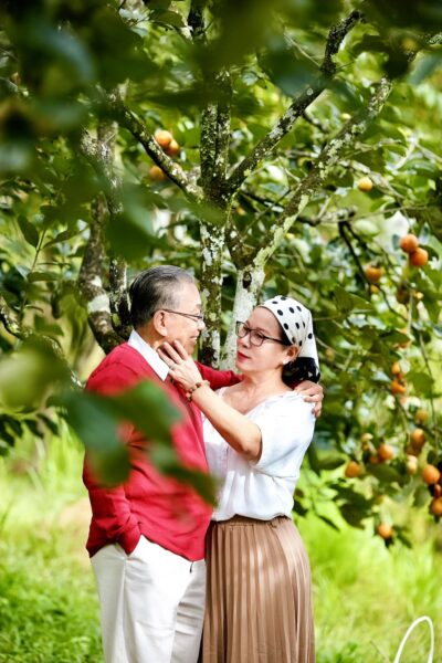 Hình ảnh đẹp về tình yêu tuổi già trong vườn cây