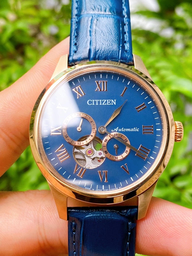 Hình ảnh đồng hồ đeo tay nam màu xanh siêu lạ