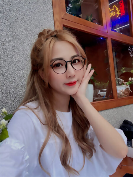 Hình ảnh gái xinh tóc dài đeo kính cute với mái tóc vàng