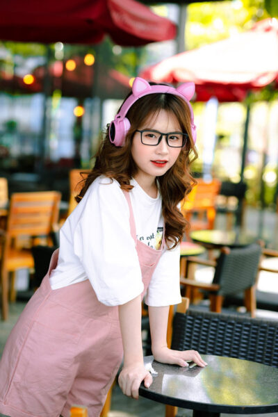 Hình ảnh gái xinh tóc dài đeo kính dễ thương trong bộ đồ hồng