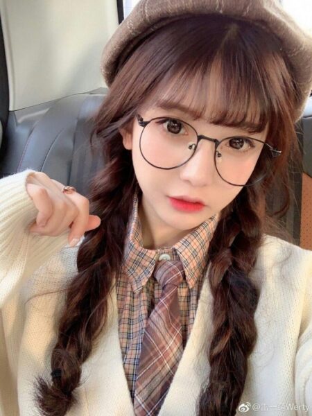 Hình ảnh gái xinh tóc dài đeo kính đẹp phong cách Hàn Quốc