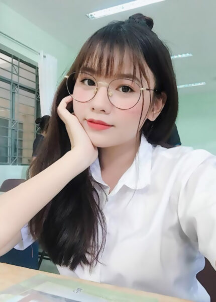 Hình ảnh gái xinh tóc dài đeo kính khi đi học