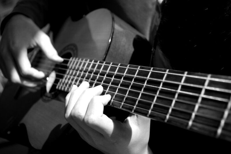 Hình ảnh Guitar buồn đen trắng