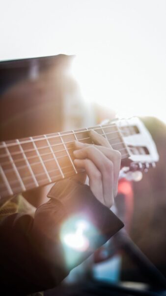 Hình ảnh Guitar buồn dưới ánh mặt trời