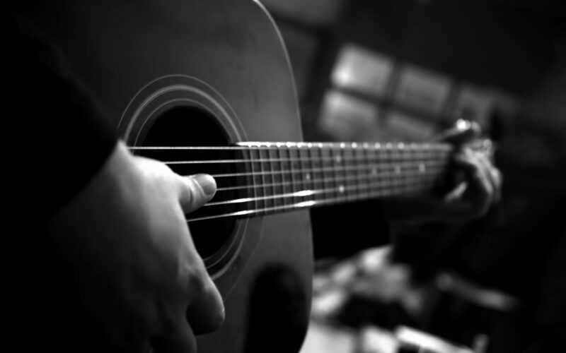 Hình ảnh Guitar buồn trắng đen