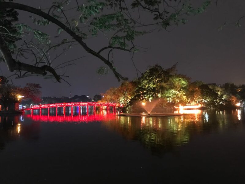 Hình ảnh Hà Nội về đêm- chiếc cầu ánh đỏ rực