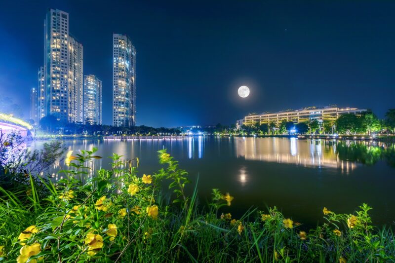 Hình ảnh Hà Nội về đêm cùng với ánh trăng chiếu sáng