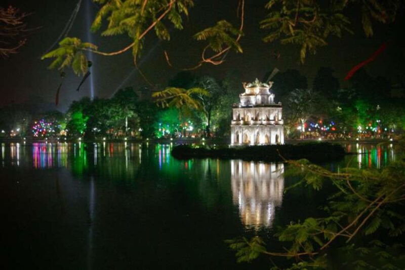 Hình ảnh Hà Nội về đêm - quang cảnh Hồ Gươm bình lặng