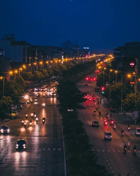 Hình ảnh Hà Nội về đêm với đường phố tấp nập