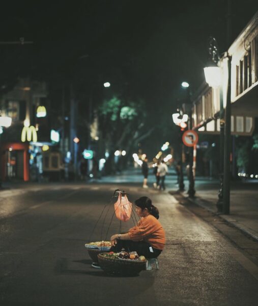 Hình ảnh Hà Nội về đêm với gánh hàng rong