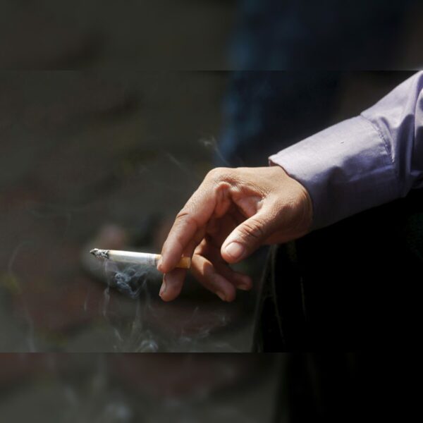 Hình ảnh hút thuốc buồn có khói mờ ảo