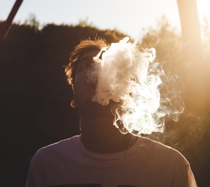 Hình ảnh hút thuốc buồn có nắng nghệ thuật