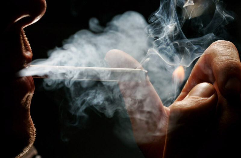 Hình ảnh hút thuốc buồn thả khói