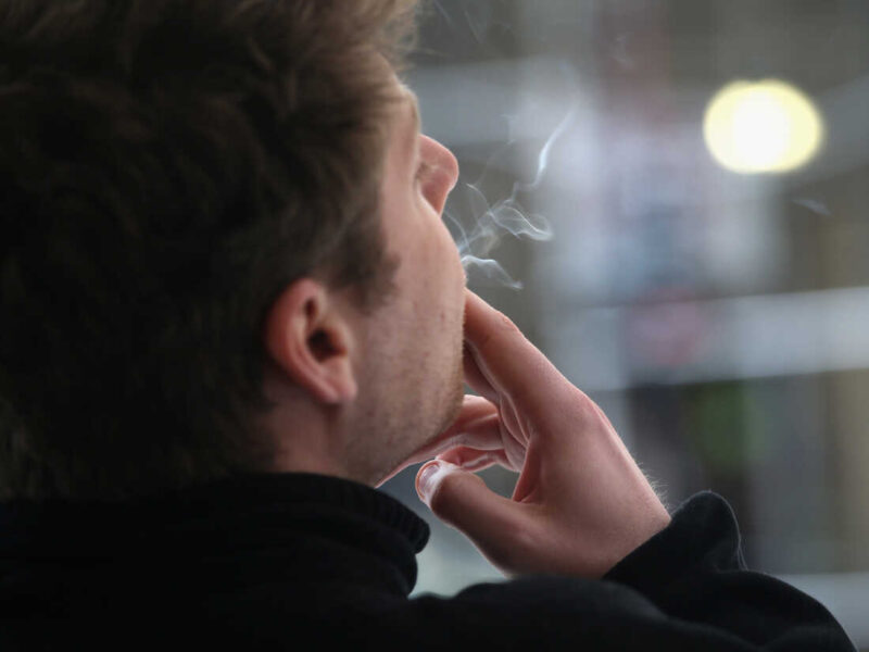 Hình ảnh hút thuốc buồn trong gió