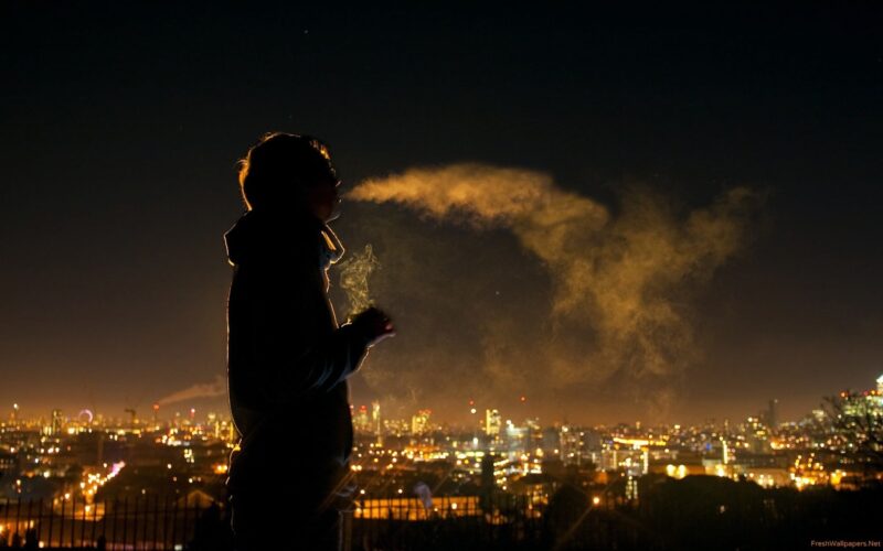 Hình ảnh hút thuốc buồn trong thành phố