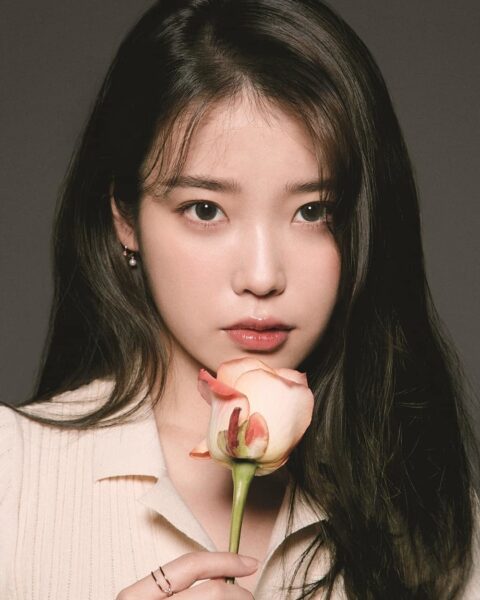 Hình ảnh của IU với một bông hồng