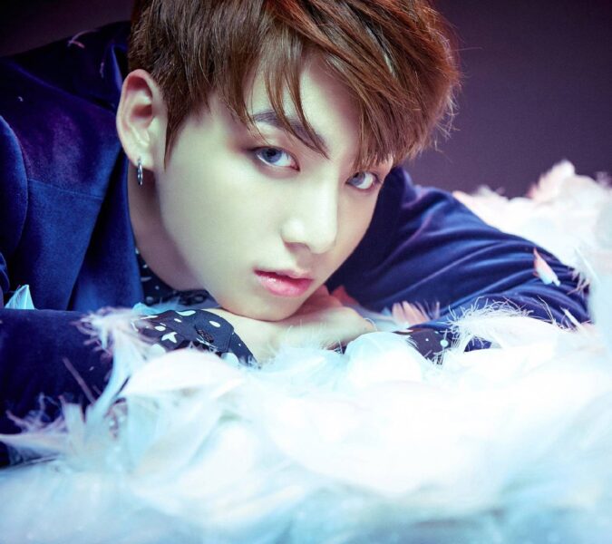 Hình ảnh Jungkook bên lông vũ