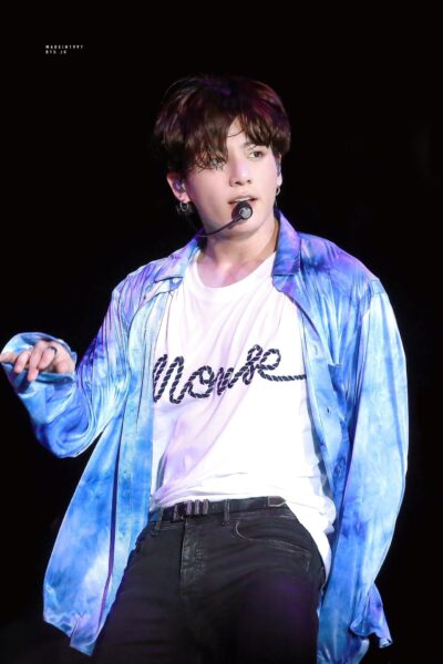 Hình ảnh Jungkook cận mặt khi đang biểu diễn