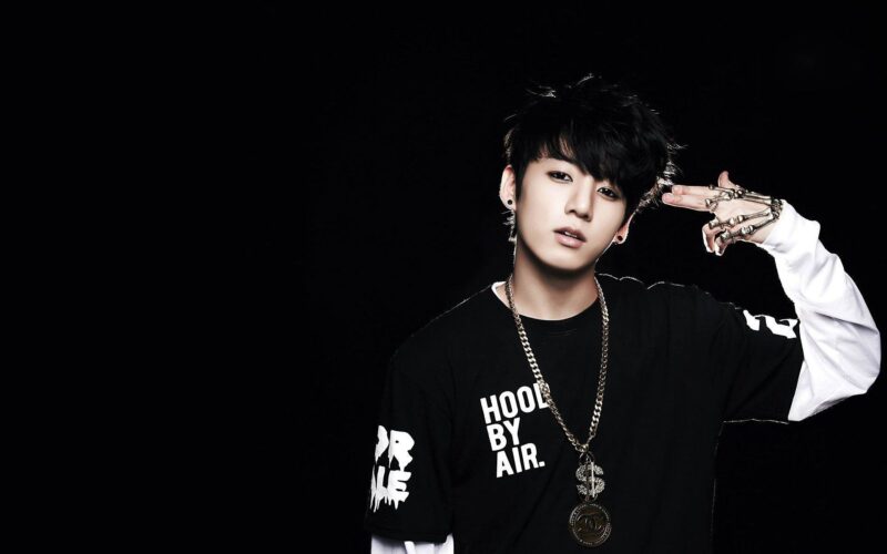 Hình ảnh Jungkook cực ngầu với tone đen