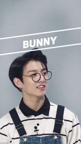 Hình ảnh Jungkook cute với cặp kính đen đen